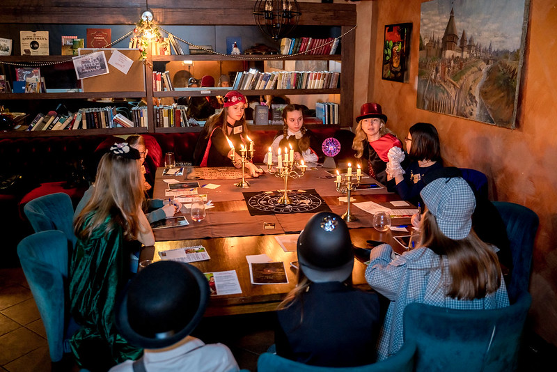 Дети разгадывают загадки в семейном квесте Хэллоуина в Vladivostok