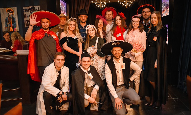 Корпоратив на Новый год в Vladivostok — празднично украшенный банкетный зал